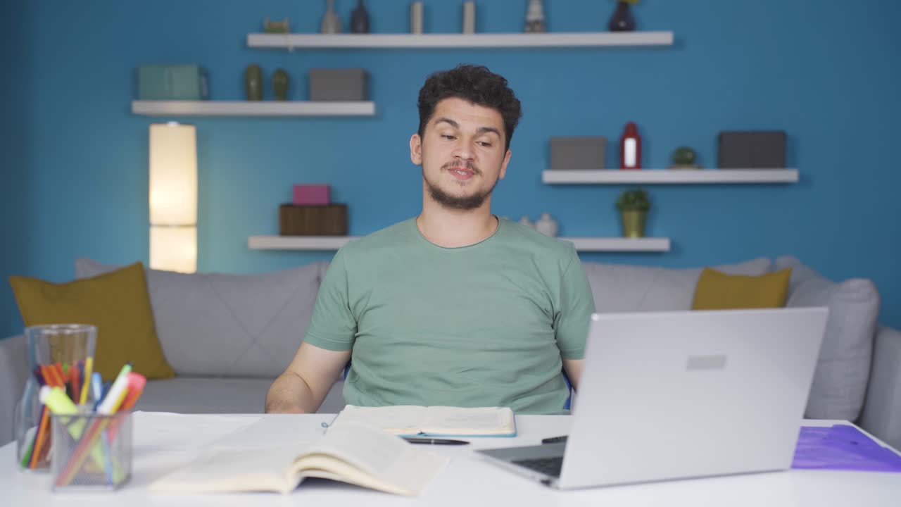 화가 나고 긴장한 남학생.