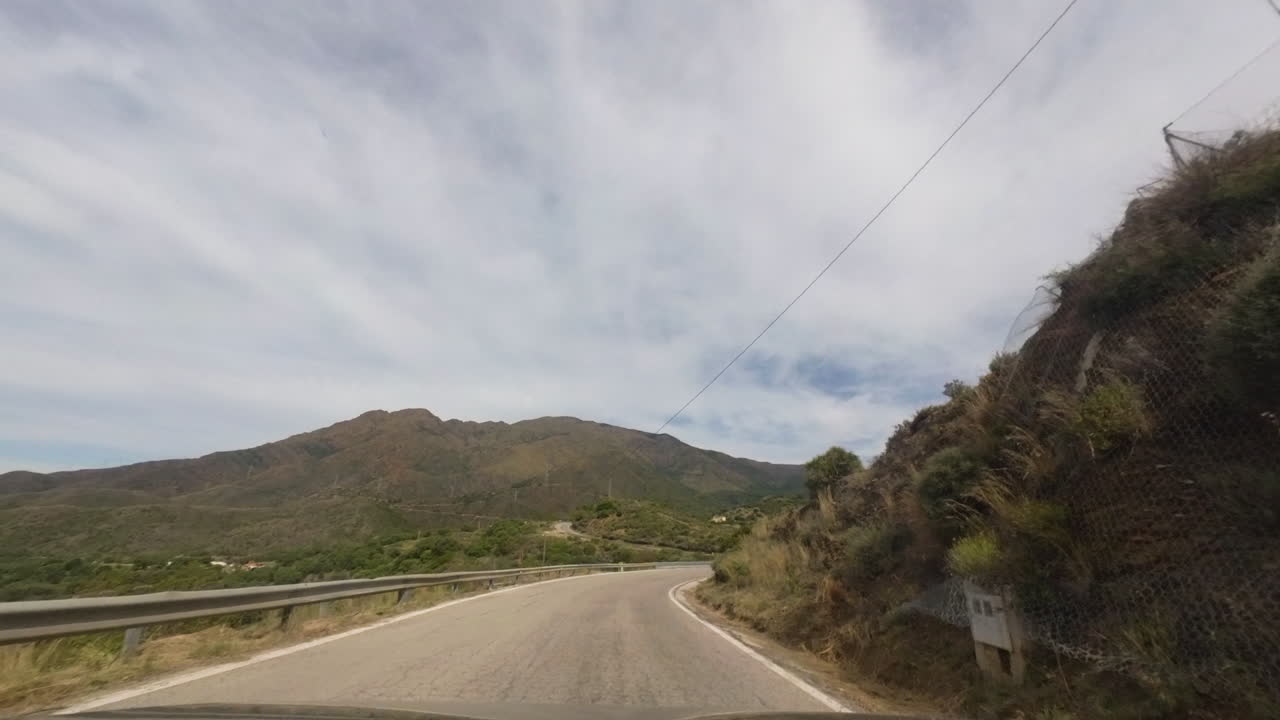 conduciendo cuesta arriba en las montañas de estepona, pov view