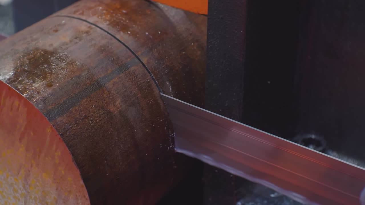 현대 산업 장비: 작업실에서 트 자. 자 기계는 금속을 절단하고, 냉각 에션이 에 부어집니다. 기술 프로세스 클로즈업