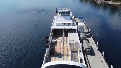 Autofähre-Mf-Oppedal-Lädt-Autos-Im-Hafen-Von-Lavik-In-Sogn-Norwegen-–-Statische-Antenne-über-Deck-Mit-Blick-Auf-Besatzungsmitglieder-Und-An-Bord-Fahrende-Autos-–-Norled-Company