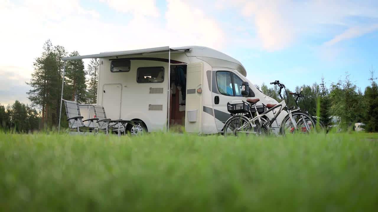 가족 휴가 여행 트럭, 휴가 여행 모터카, 카라반 자동차 휴가.