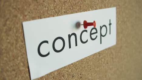 nota adhesiva: concepto - fijado a la pared de corcho - y eliminado
