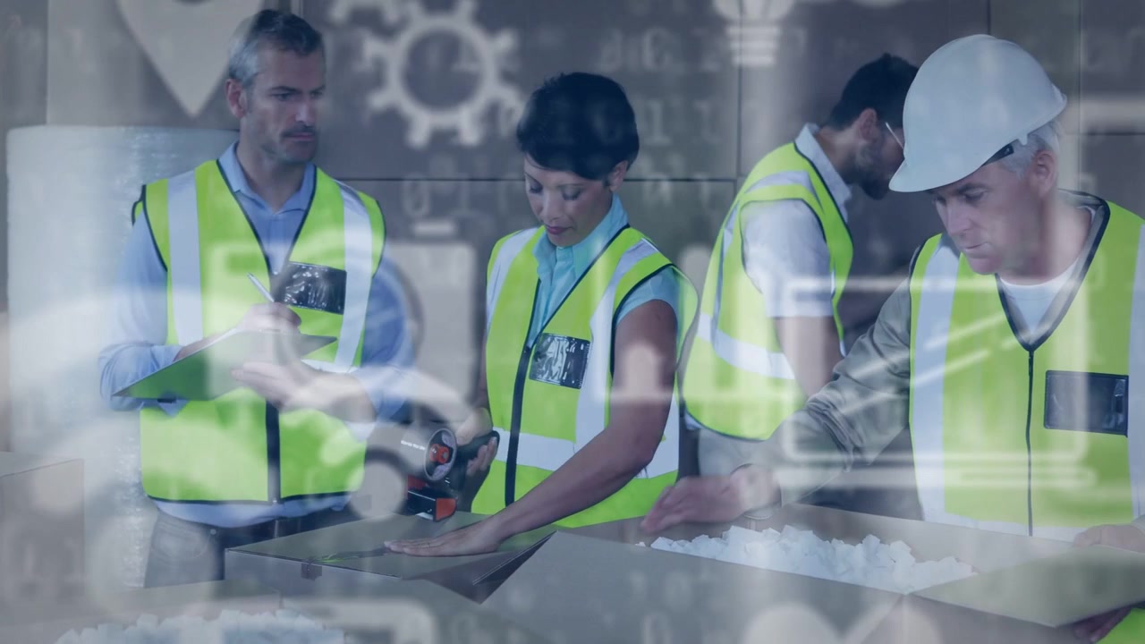 Lavoratore centrale posiziona una scatola e usa una pistola per nastro adesivo, il team sigilla le spedizioni con un overlay tecnologico dinamico.