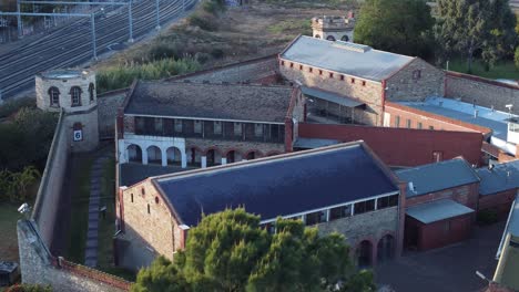 Drohnenaufnahme-Mit-Blick-Nach-Unten-Und-Flug-Rund-Um-Das-Historische-Adelaide-Gaol-Gefängnis