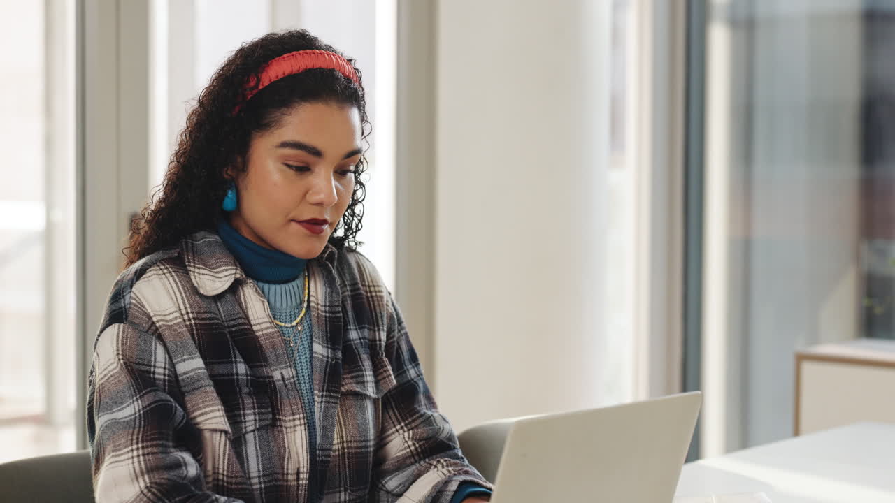 Donna che lavora al computer portatile alla scrivania