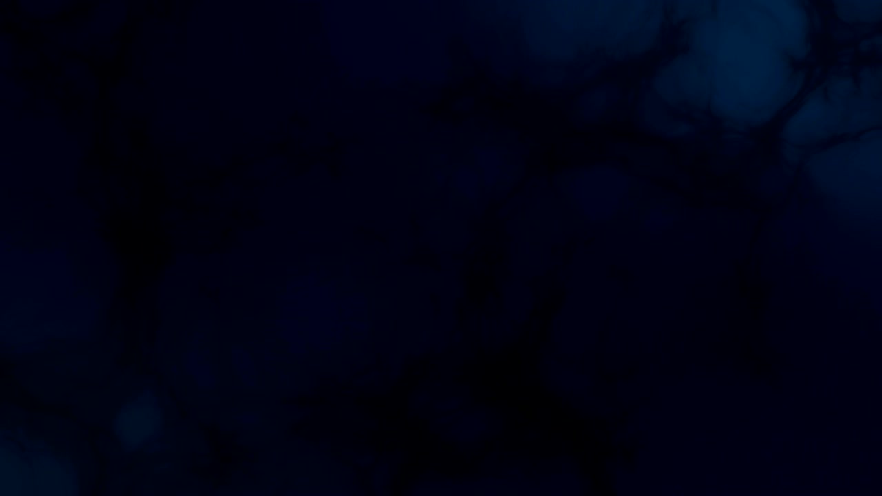 nubes azules oscuras de humo o niebla que se cruzan con extrañas hebras oscuras de telas de araña