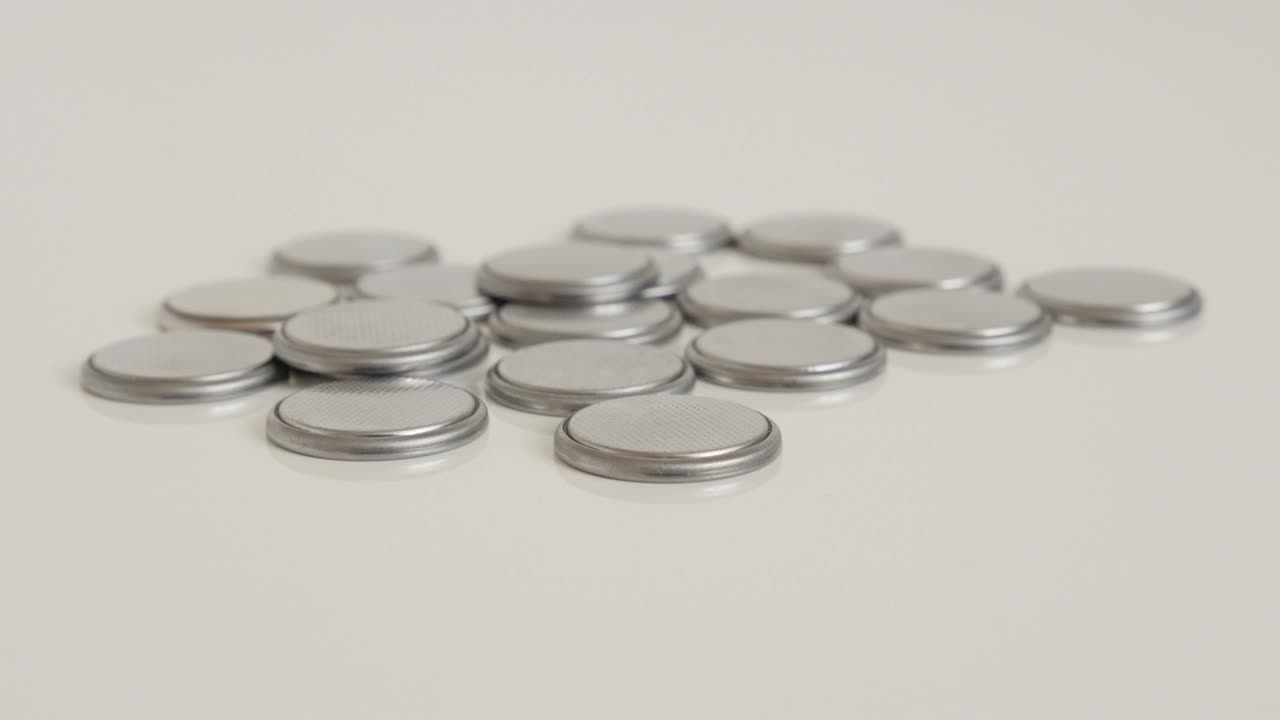 백색 클로즈업 4k 비디오에서 셀 배터리에 느린 기울기