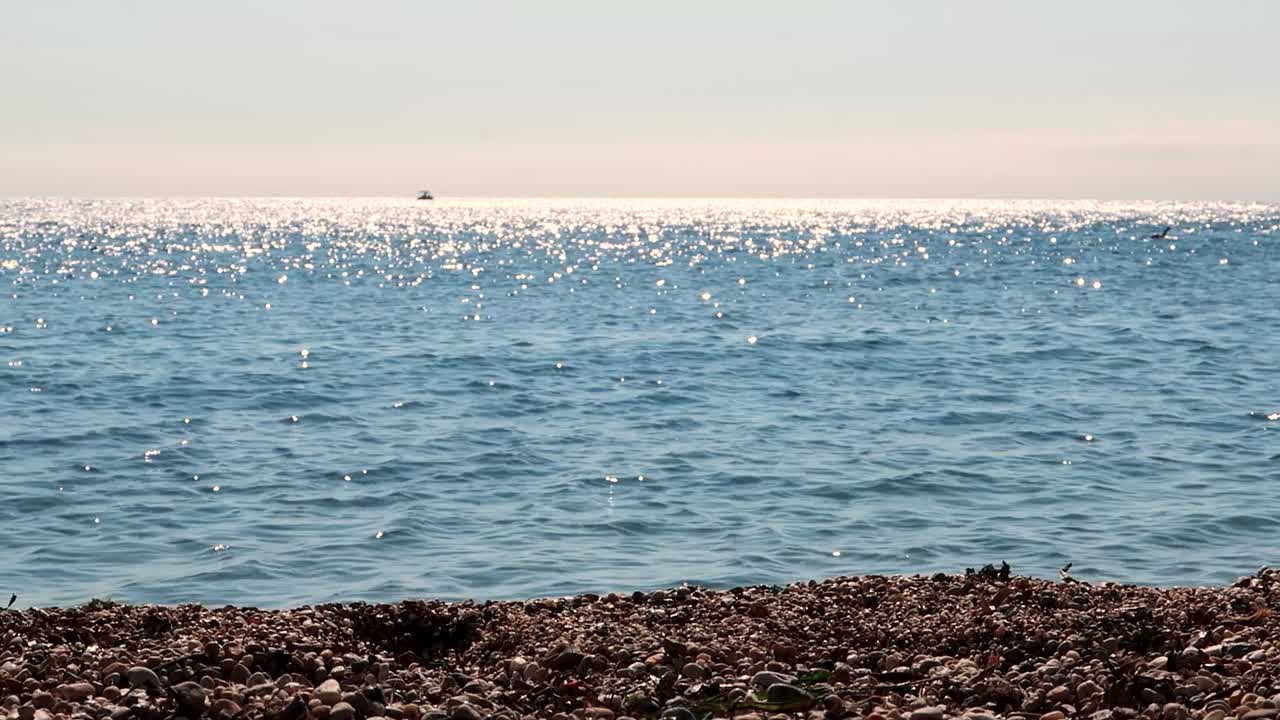 남부 카탈로니아의 작은 바위 해변에 있는 바다 파도