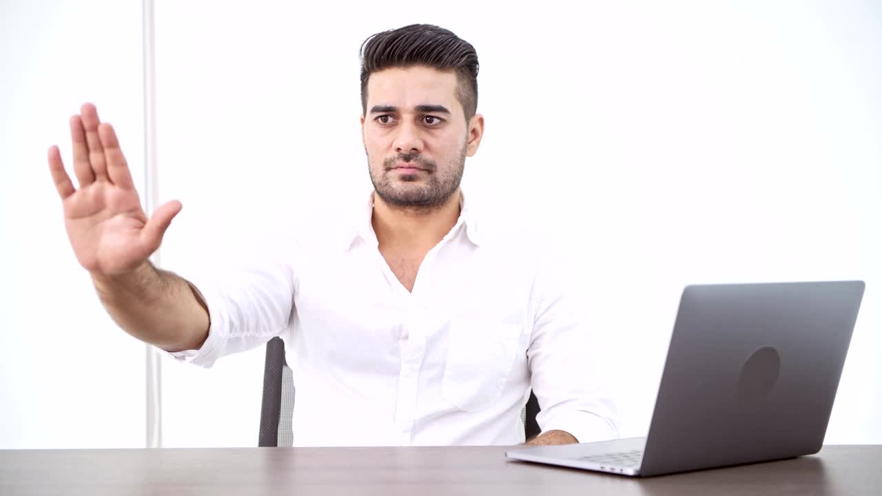 hombre de negocios usando una computadora portátil. hombre indio presionando el botón, panorámica, para la superposición de hud vfx.