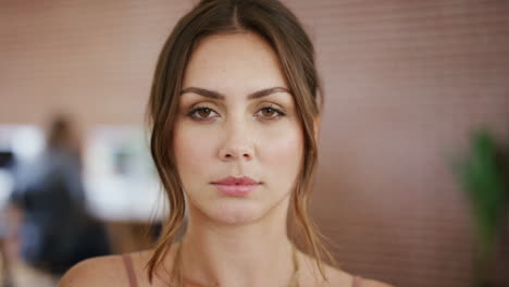 startup, cara de marketing y mujer en el trabajo