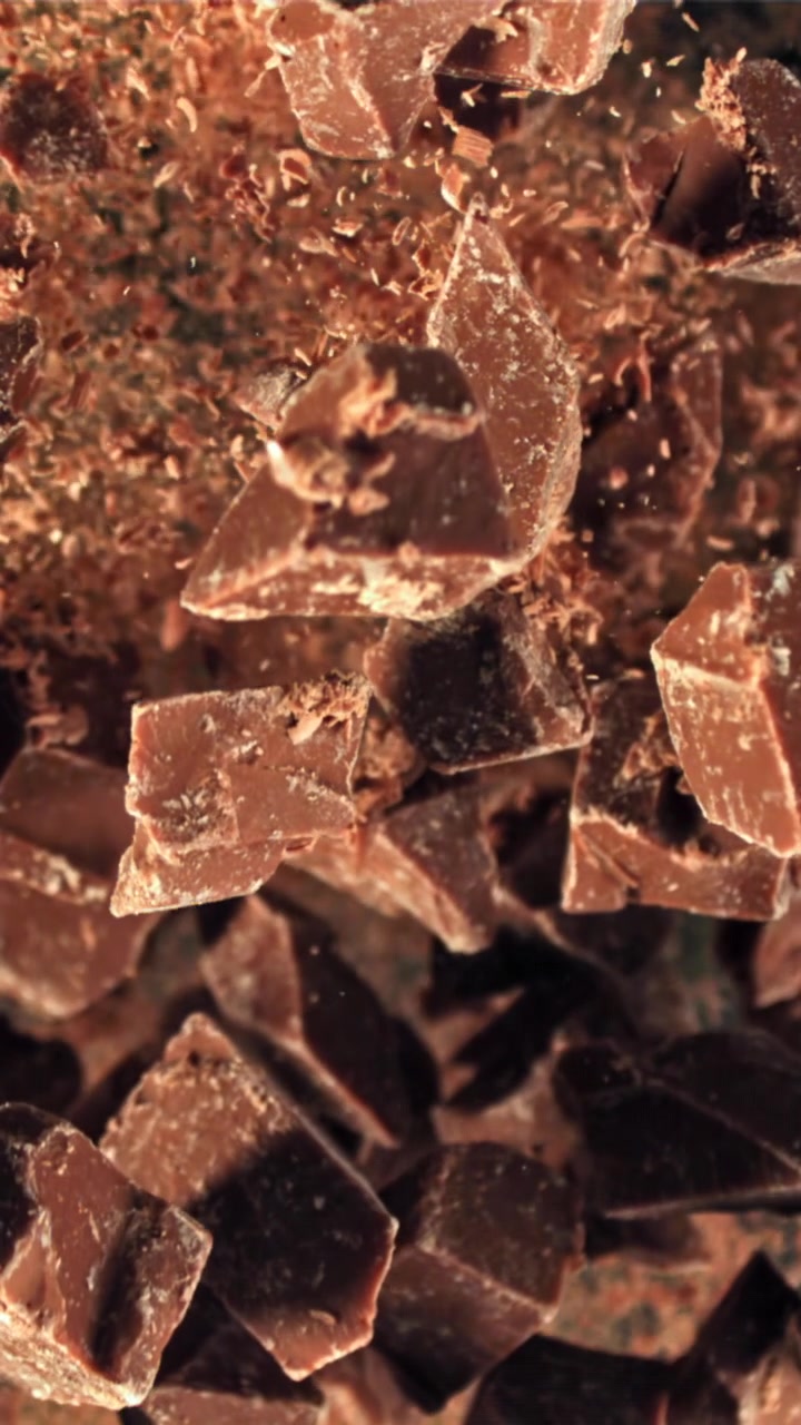 Pezzi e scaglie di cioccolato che cadono al rallentatore