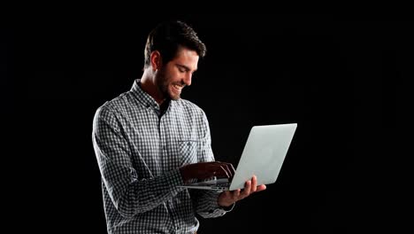 hombre sonriente usando computadora portátil 4k
