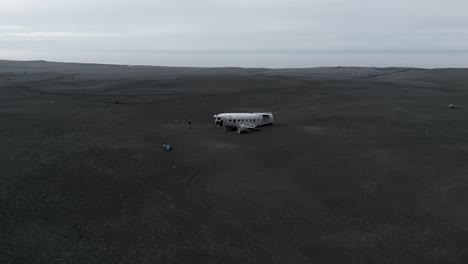 Überreste-Eines-Douglas-Super-DC-3-Flugzeugs-Am-Schwarzen-Sandstrand-In-Solheimasandur,-Island