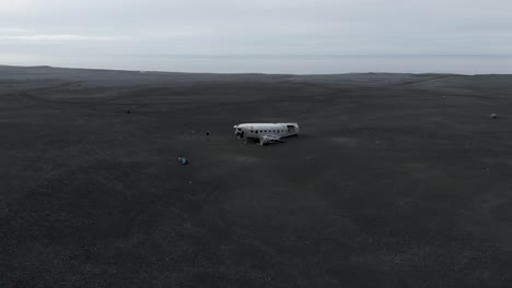 restos del avión douglas super dc-3 en la playa de arena negra en solheimasandur, islandia