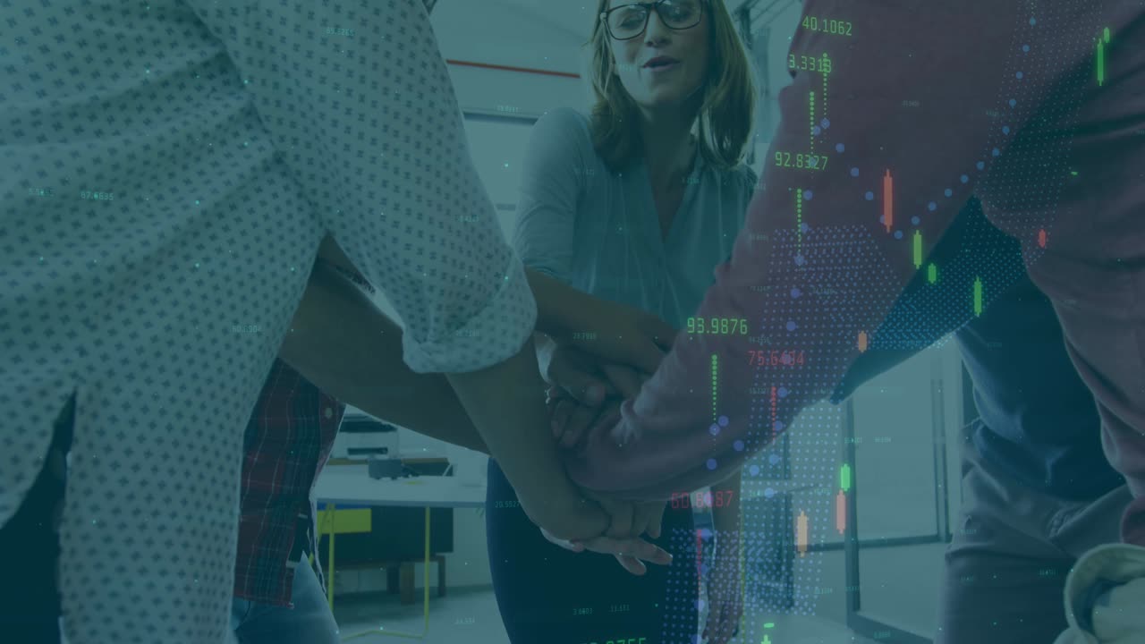 animación del procesamiento de datos financieros sobre colegas de oficina apilando las manos