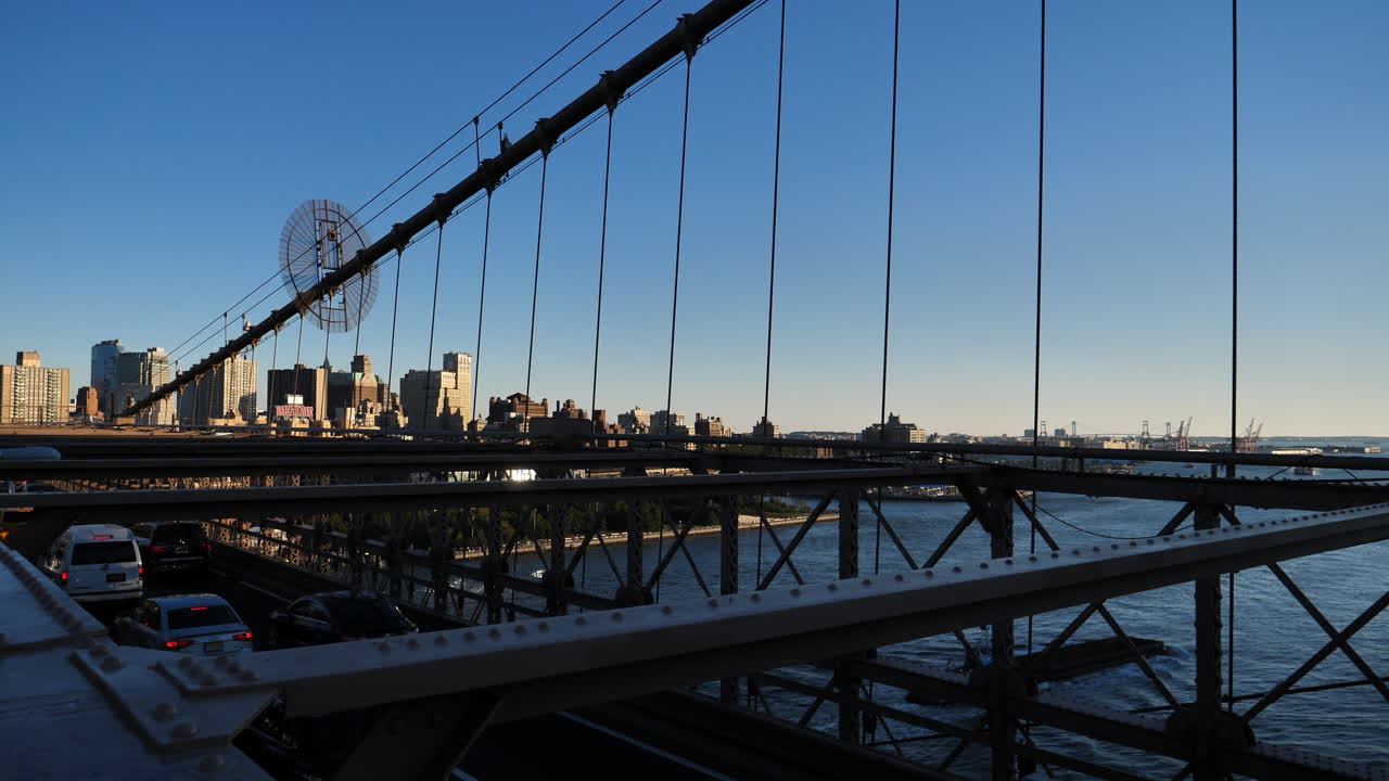 Traffico sul Ponte di Brooklyn e skyline di New York City di giorno.