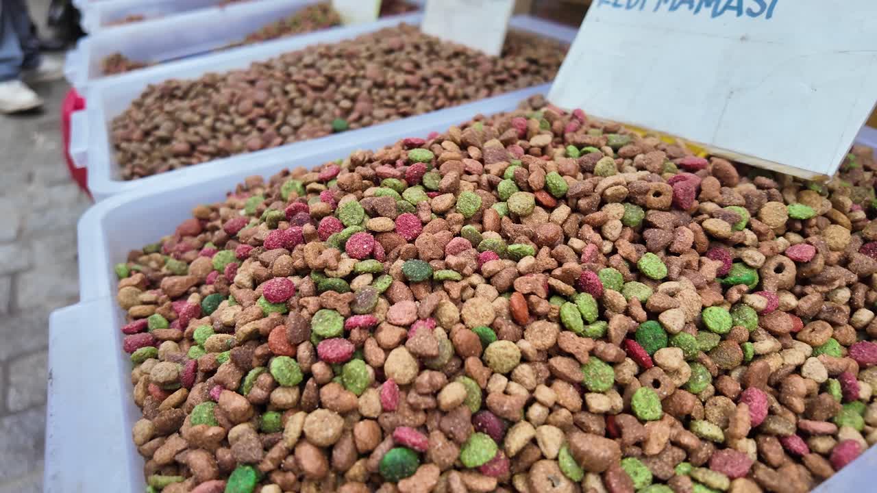 Nahaufnahme von mehrfarbigen Trockenfutter-Kroketten
