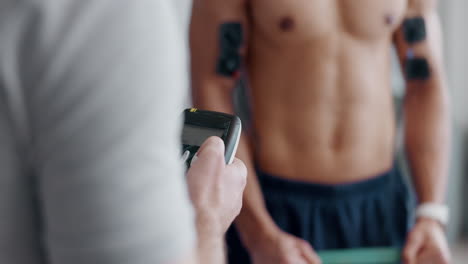 persona con estimulador muscular eléctrico