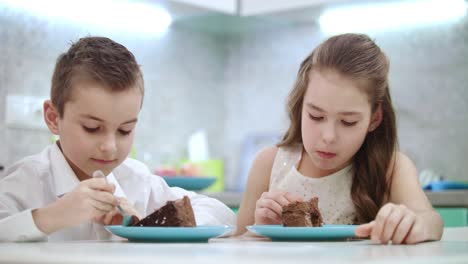 Hermanos-Comiendo-Pastel-De-Cumpleaños-En-La-Cocina.-Los-Niños-Comen-Postre-De-Chocolate-En-Casa