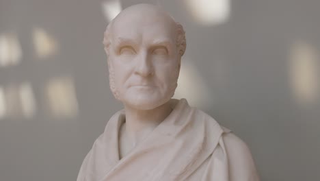 busto de mármol en la exposición del museo de edimburgo