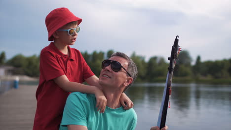 padre e hijo pescando juntos