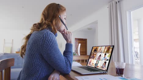maestra caucásica usando portátil y auriculares de teléfono en una videollamada con los estudiantes