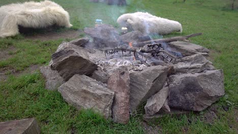 una fogata hecha de rocas que produce mucho humo