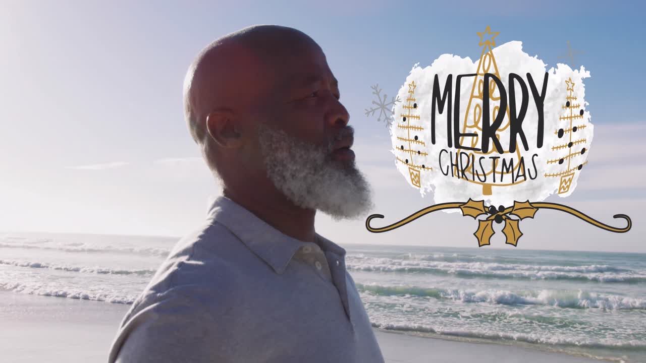 animación del texto de feliz navidad sobre el feliz anciano afroamericano que medita en la playa soleada.