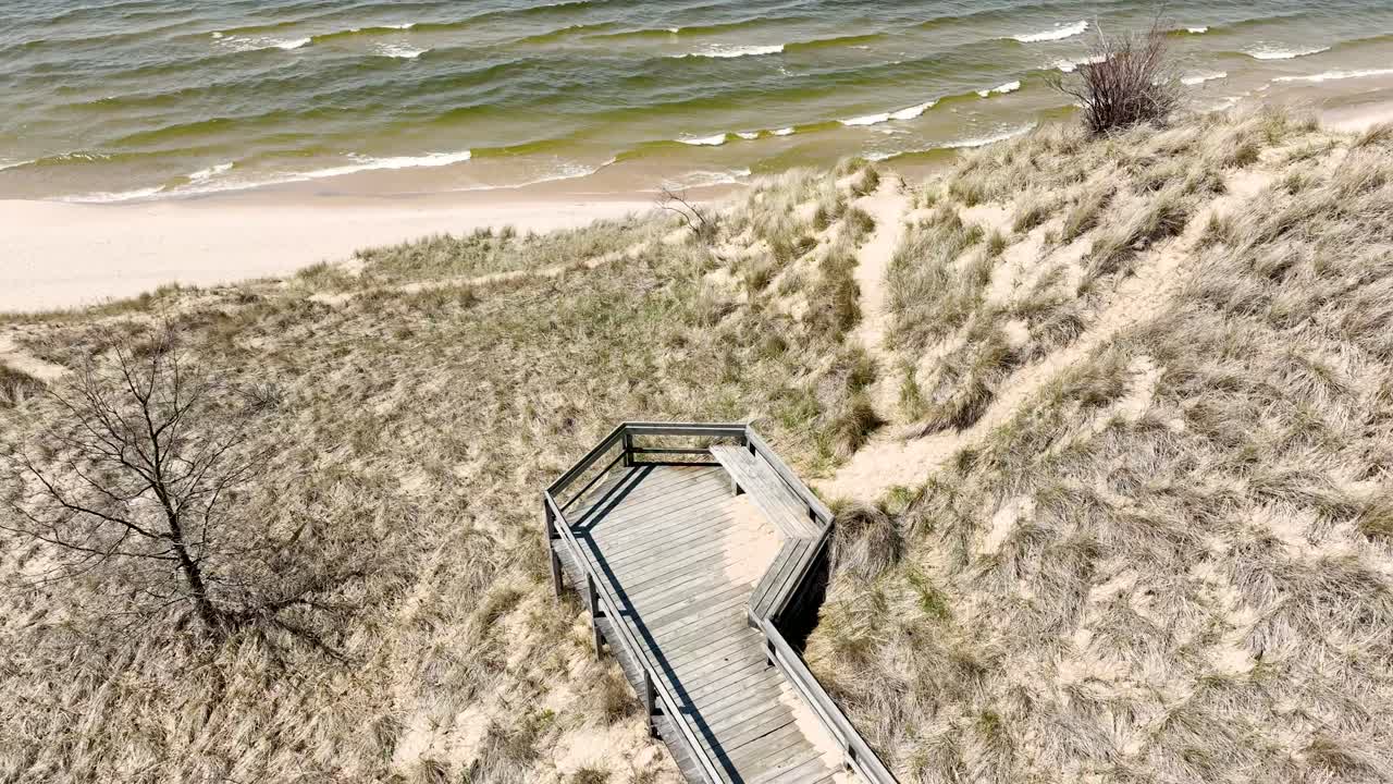 Reverse track and tilt motions showing the beach area