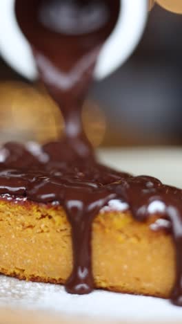 una rebanada de pastel de calabaza cubierto de chocolate