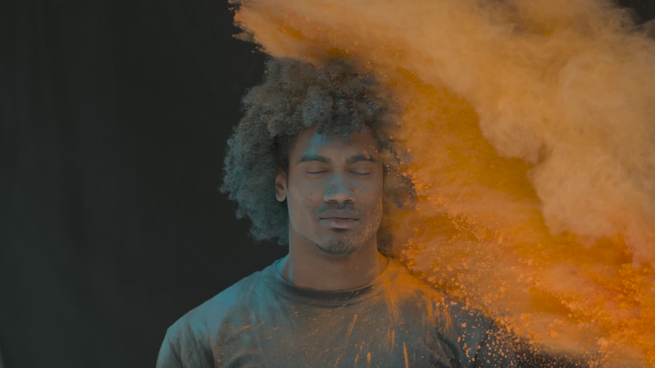 hombre de color explosión de polvo cámara lenta