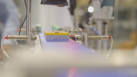un hombre trabajando en una batería de converbelt