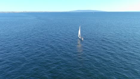 在太平洋沿海的太平洋帕利塞德斯 (pacific palisades) 附近的一艘帆船上空飞行