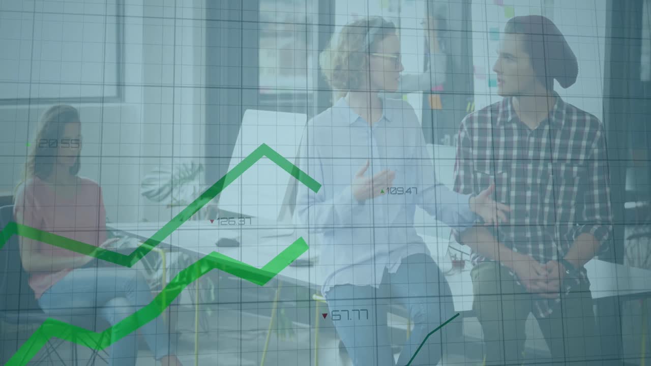animación del procesamiento de datos financieros y líneas verdes sobre personas de negocios que trabajan en la oficina