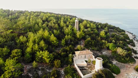 Vista-Panorámica-Del-Bosque-Y-El-Paisaje-Costero-En-Kefalonia-Grecia---Toma-Aérea