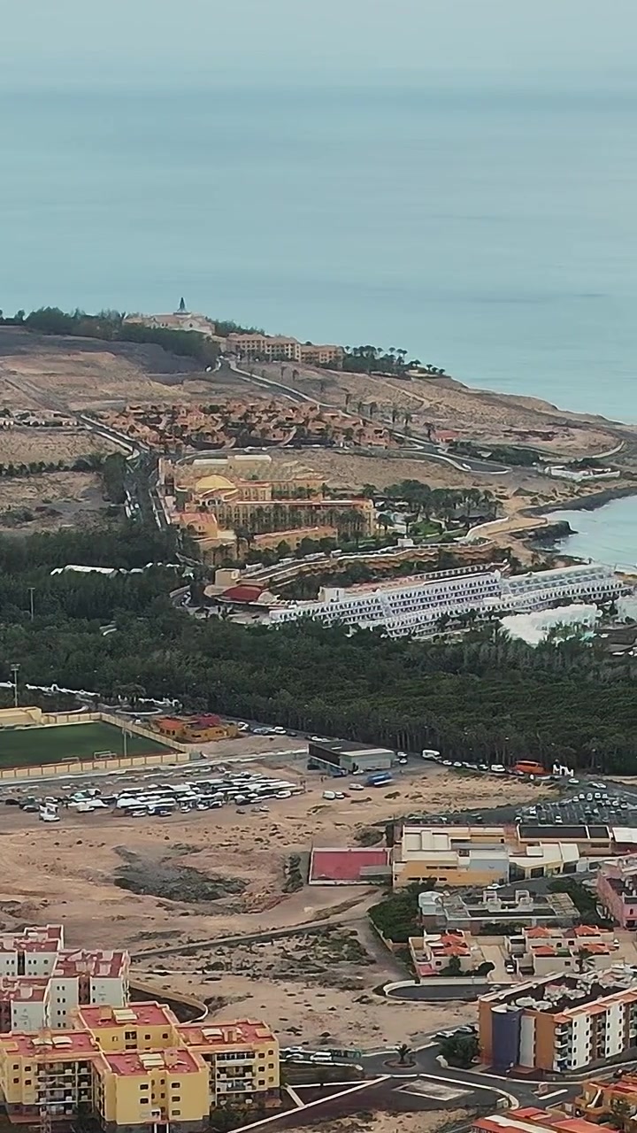 Vista aerea di Fuerteventura che mostra la costa ed edifici vicini in Spagna