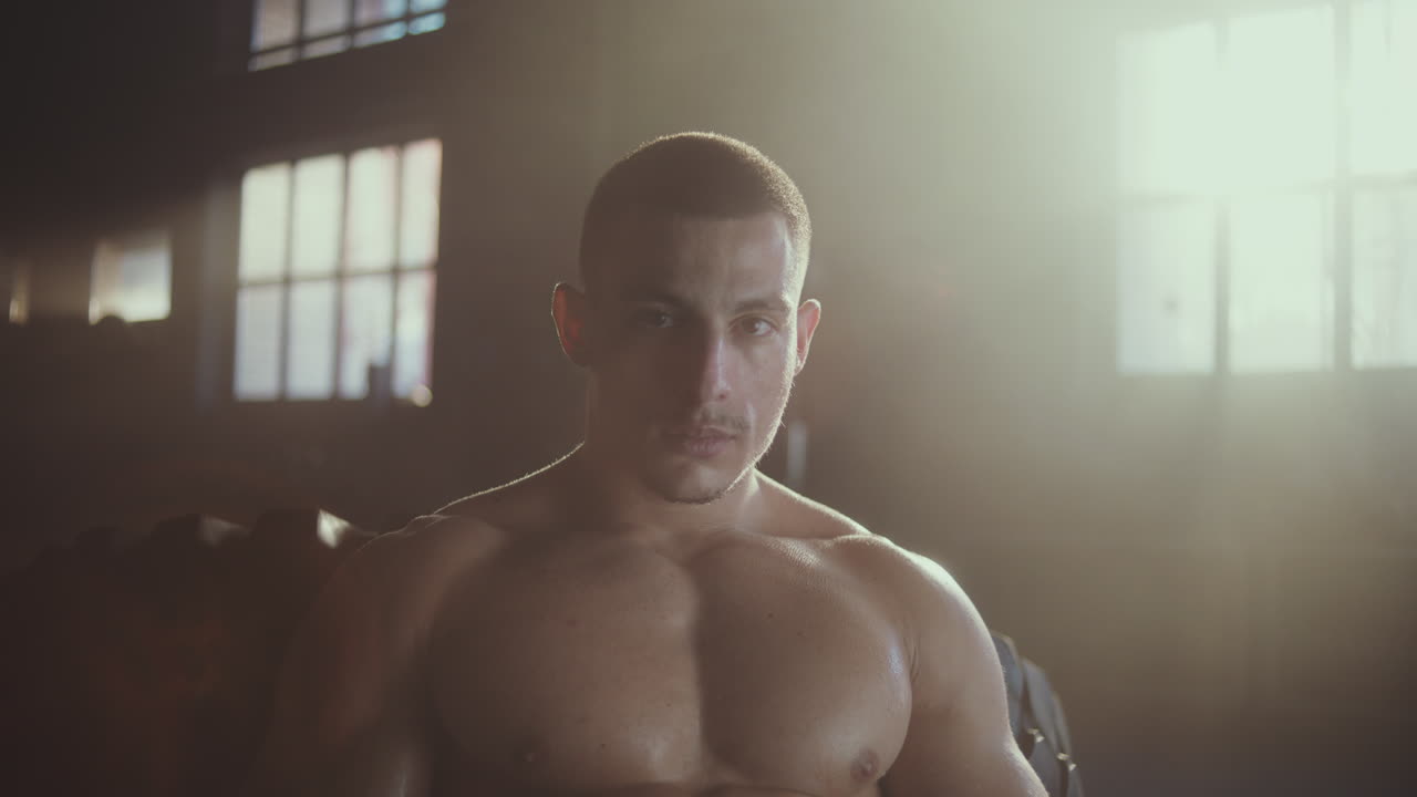 체육관 에서 근육 을 가진 남자