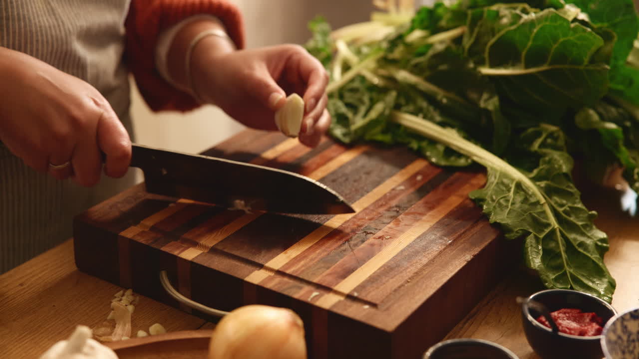 una mujer cortando verduras en la cocina