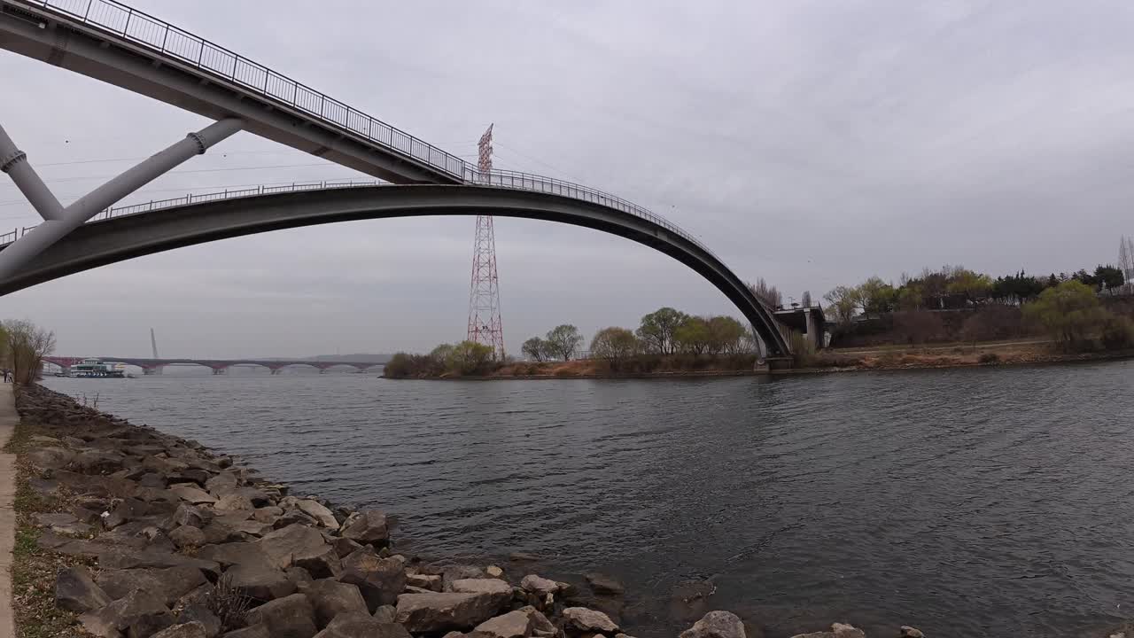 Exploring Yanghwa Hangang Riverside Park In Seoul, South Korea - POV