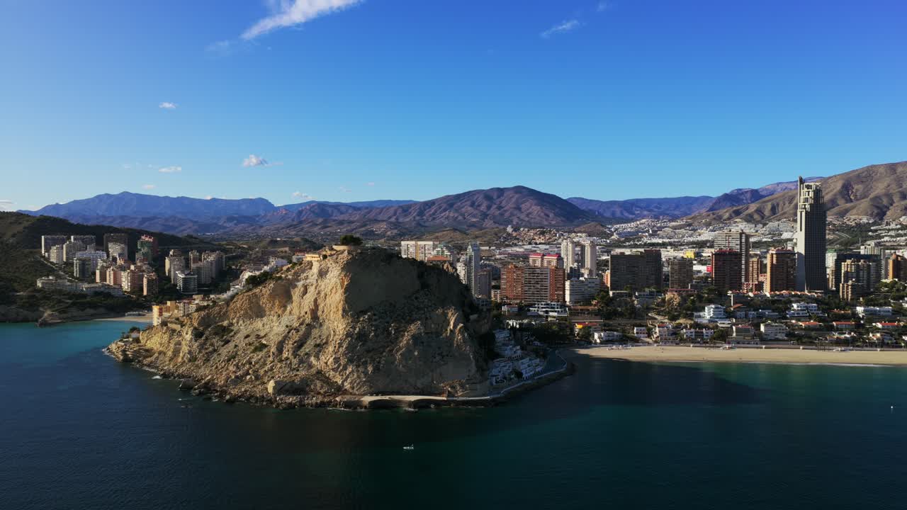 Mirador del Balcón del Mediterráneo, centro storico e porto turistico a Benidorm, Spagna. Vista laterale aerea con drone, spazio per il testo.