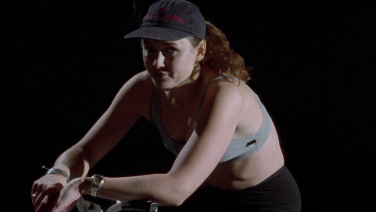 고정식 자전거에서 운동하는 소녀