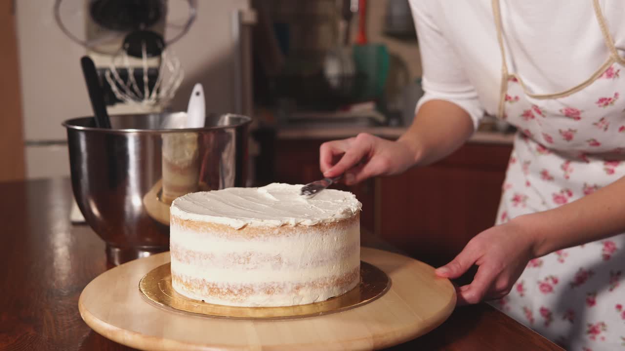 Mujer decorando un pastel de capas