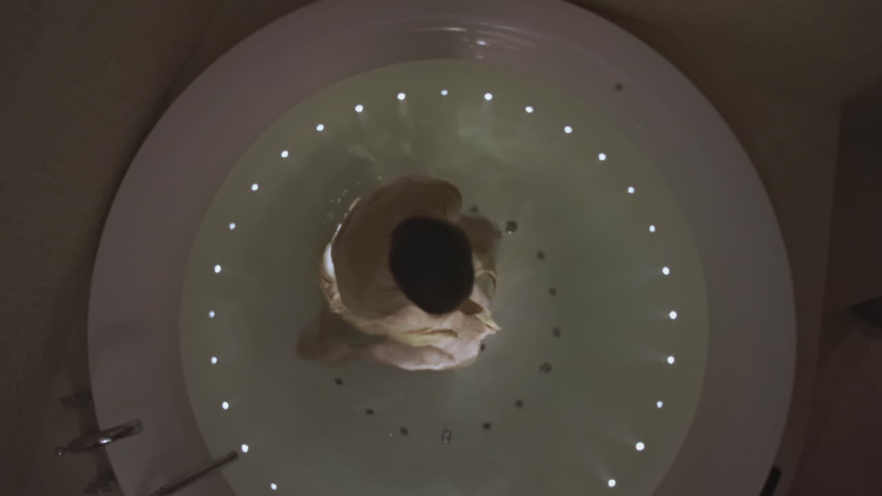 둥근 스파 욕조에서 휴식을 취하는 여자