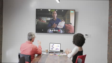 diversas personas de negocios en videollamada con un colega afroamericano en la pantalla
