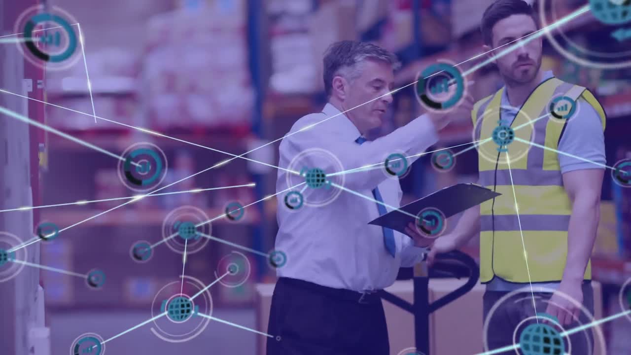 анимация сети икон над кавказским мужчиной-наблюдателем и рабочим, обсуждающим на складе.