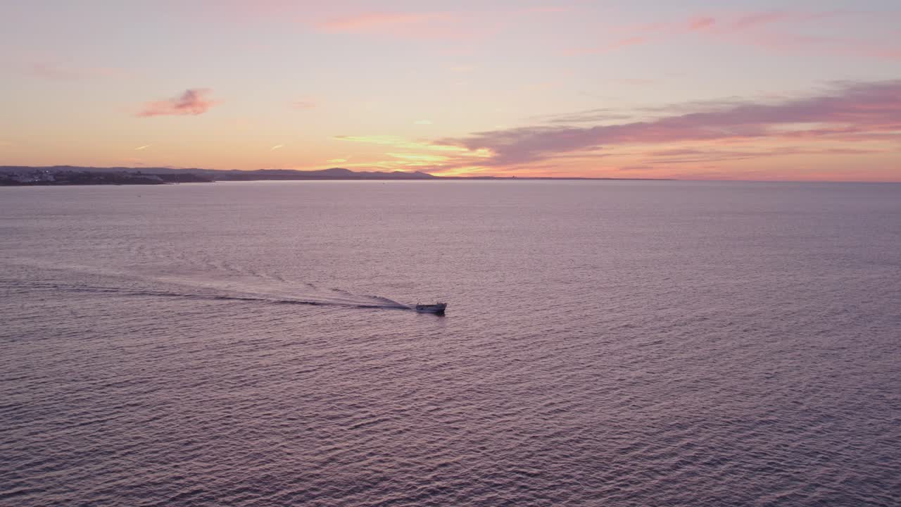 포르투갈 알부페이라 에서 해가 뜨는 동안 침착 한 바다 에서 모터 보트 가 항해 하고 있다