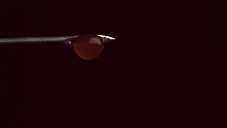 gota de sangre en la aguja de la jeringa