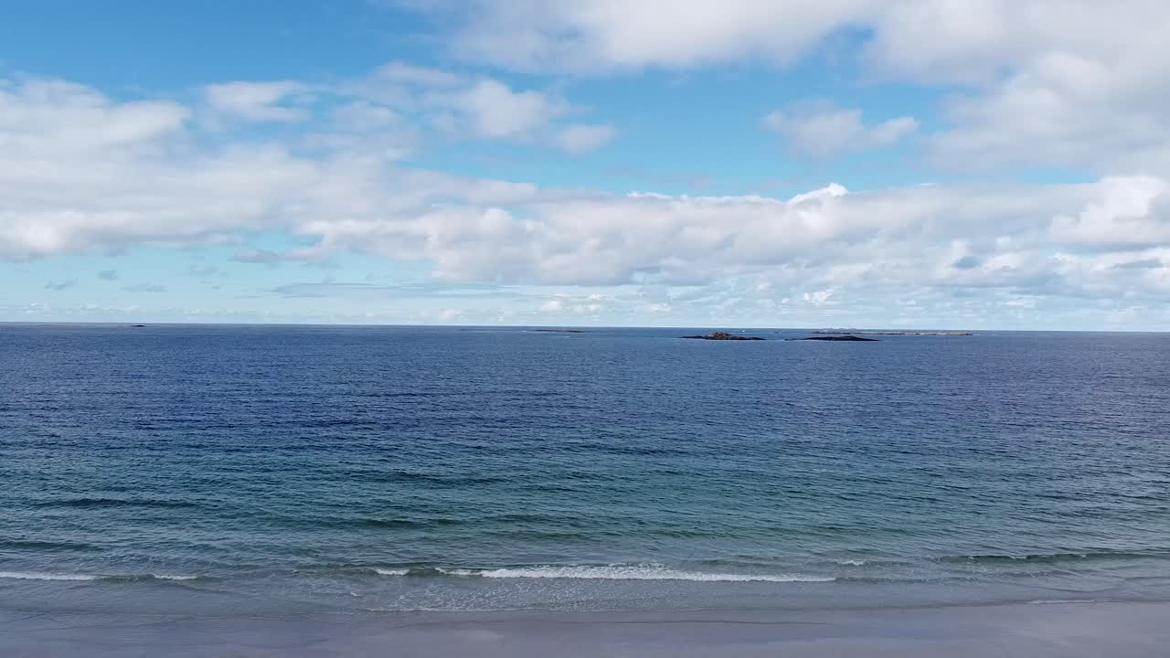 무인 항공기로 노르웨이 모래 해변 파도 물 바다 전망