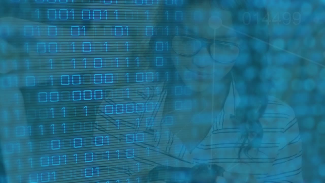 Animazione di elaborazione dati su una donna sorridente