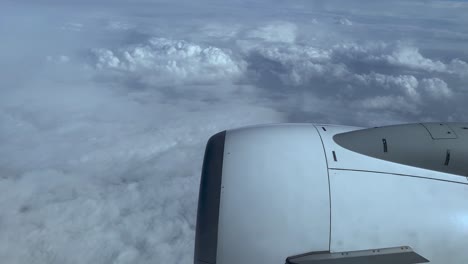 Avión-Que-Viaja-Con-Vista-De-Su-Motor-Y-El-Cielo-Blanco-Nublado-En-Porto,-Portugal